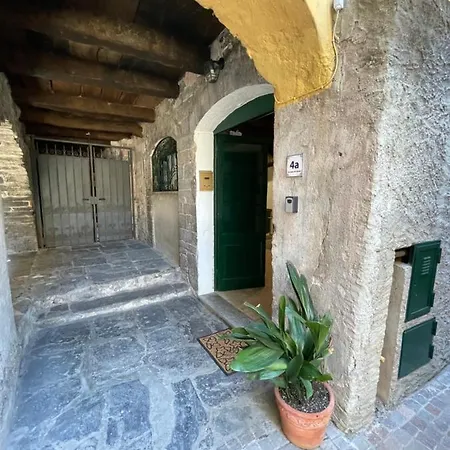 La Casa Nei Vicoli: In Centro A Due Passi Dal * مانديلو ديل لاريو
